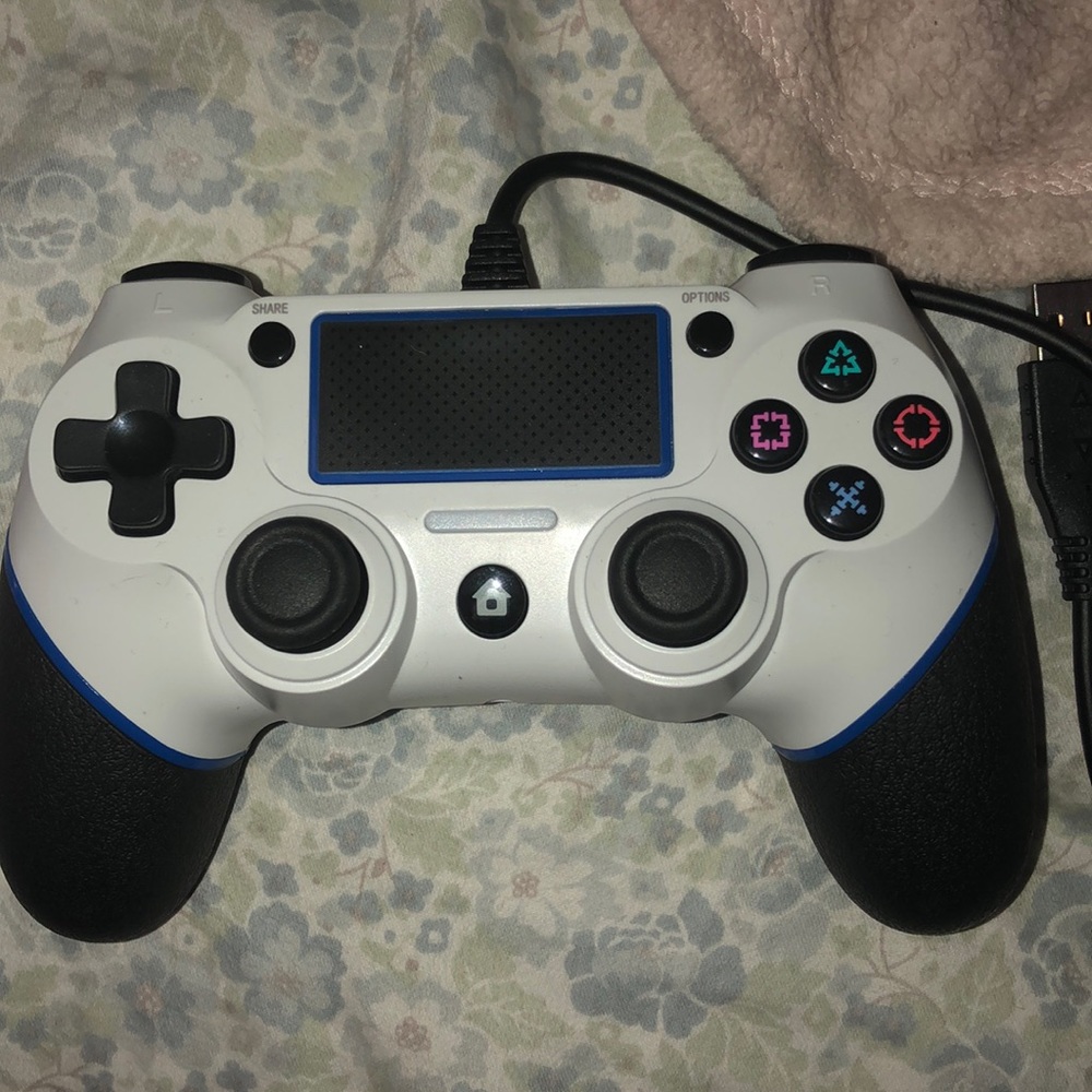 Rand new ps4 controller, wired - Picture 3 of 3
